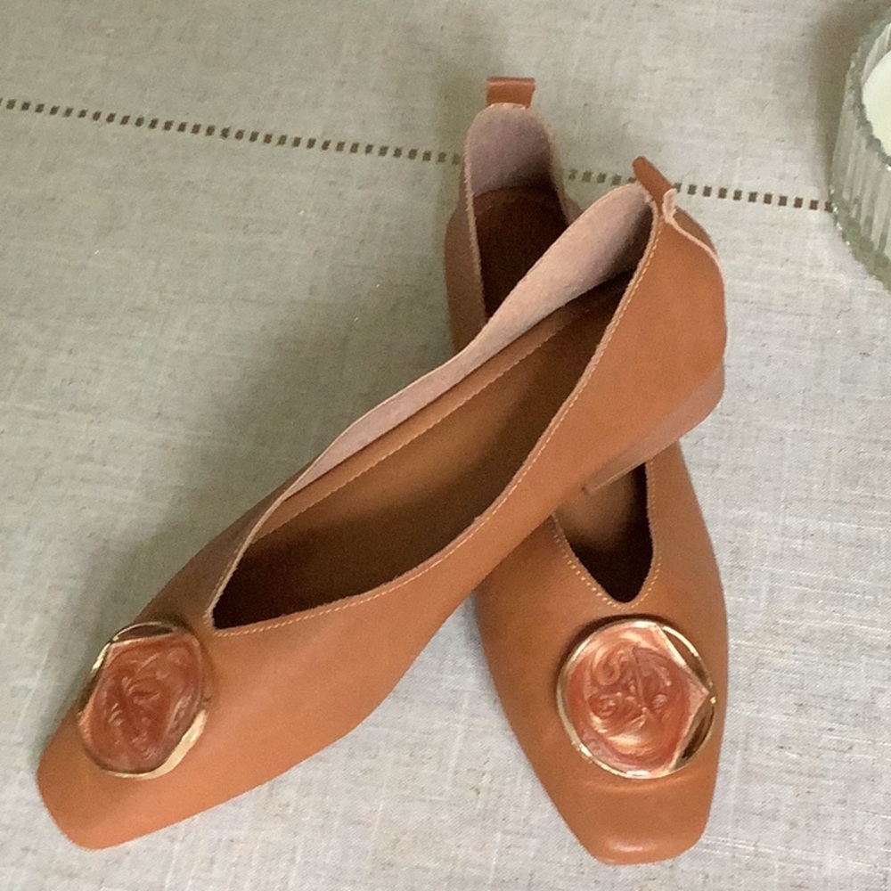 Elegant Tan Flats with Gold Accent